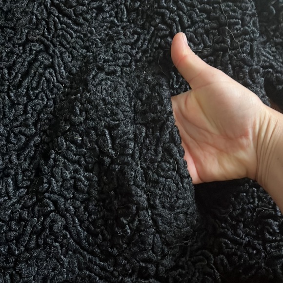 Gorgeous cropped faux fur jacket. - Picture 4 of 6